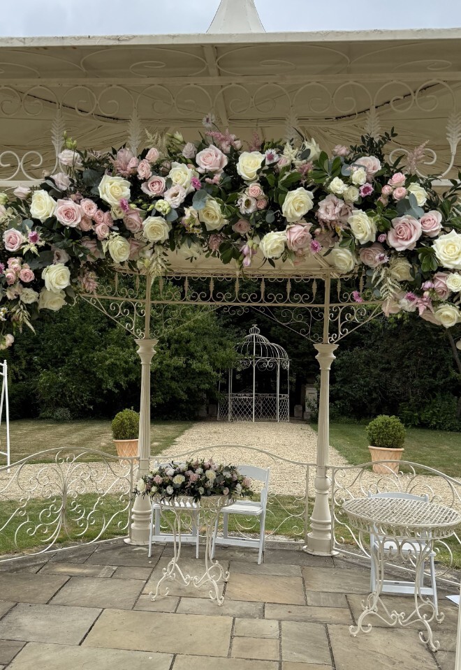Ceremony flowers  Cotswold Blooms Manor by the Lake 