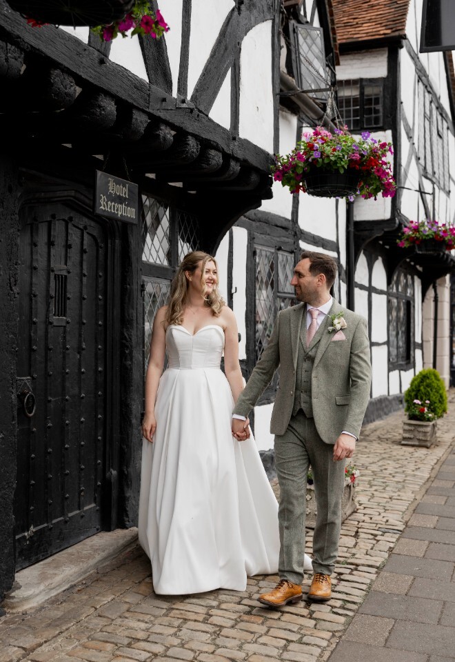 Couple photo next to the Kings Arms Hotel 