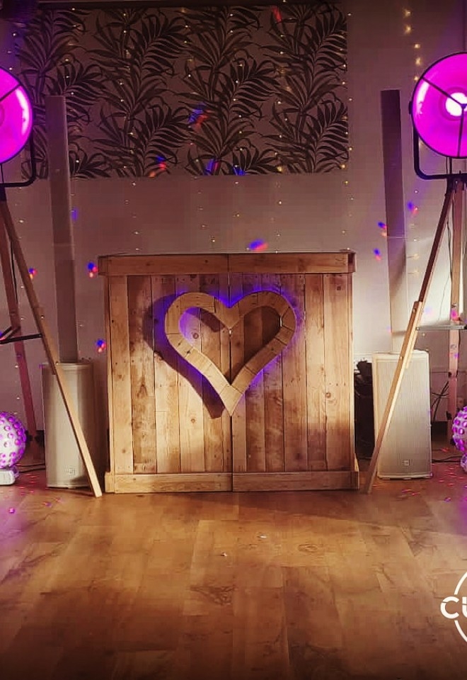 rustic heart wedding dj stand