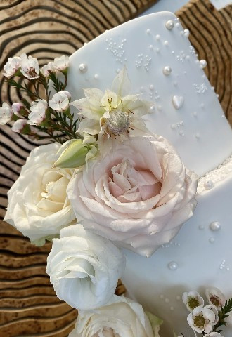 Tiered wedding cake by Gallery Cakes in Wantage, Oxfordshire