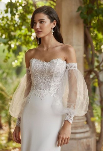 strapless neckline & detachable tulle sleeves with lace appliqués. Aloia from Adriana Alier, Boa Boutique Surrey