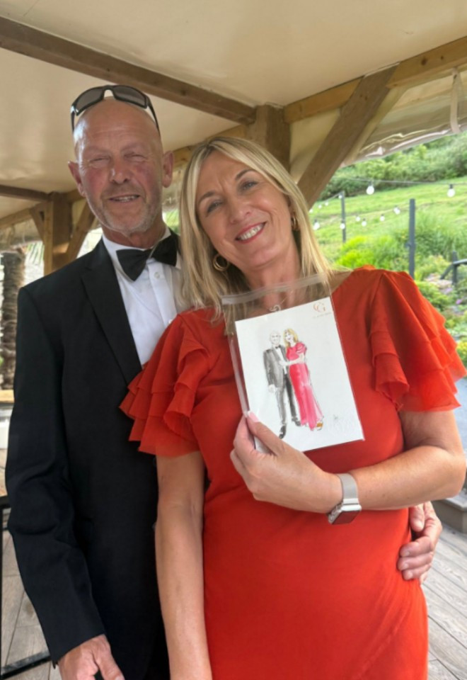 GUESTS RECEIVE THEIR ILLUSTRATION ON THE WEDDING DAY