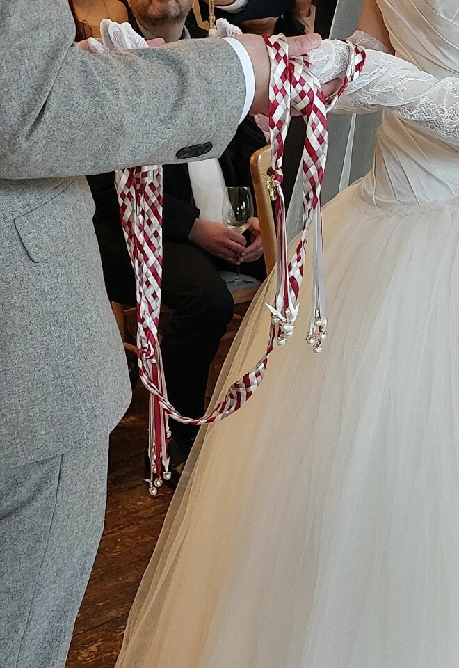 Chinese couple handfasting ceremony