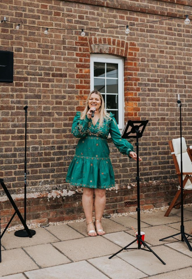 Berkshire wedding singer performing live at a wedding drinks reception