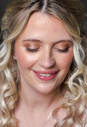 Glowing natural bronzed makeup