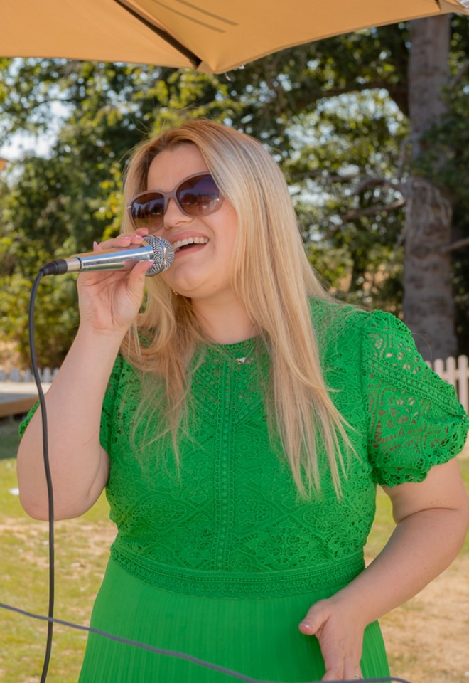 Berkshire wedding singer performing live music during a drinks reception at Trunkwell House 