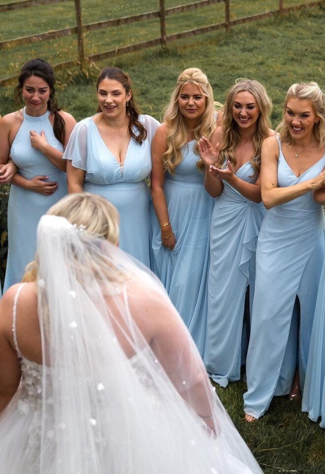 Hannahs bridal party Bride, 7 Bridesmaids and 2 mums.