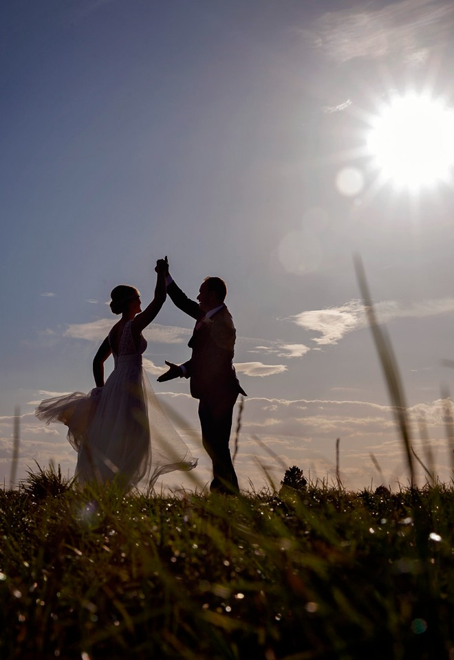 Silhouette wedding dance