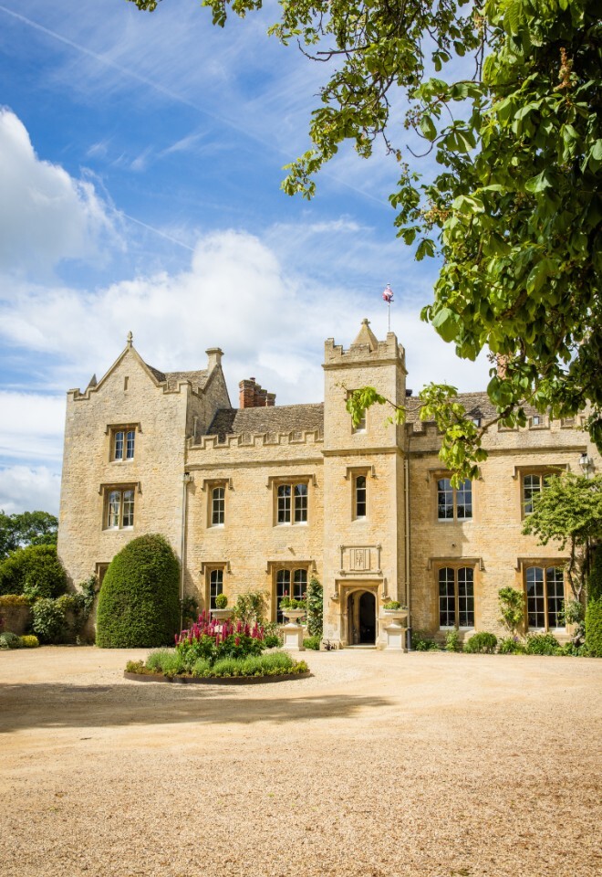 Manor - Frontage - Beautiful Backdrop
