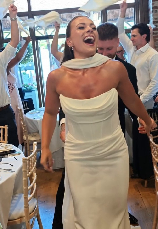 TJL-04-bride-grand-entrance-cheering-guests (1)