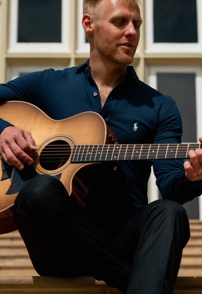 Matt Rayner Essex-based acoustic guitar and singer, playing outdoors at a wedding.