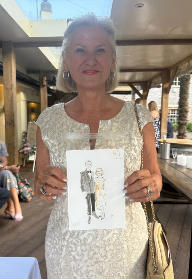 GUESTS RECEIVE THEIR ILLUSTRATION ON THE WEDDING DAY