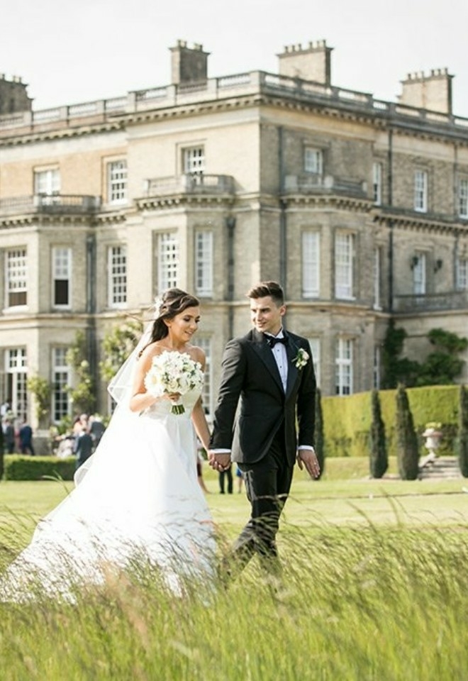 bride and groom in front of Hedsor House