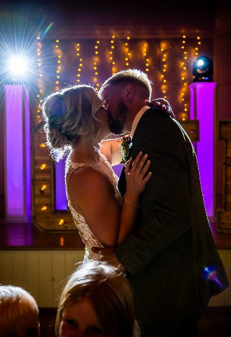 Couple share a kiss on the dancefloor