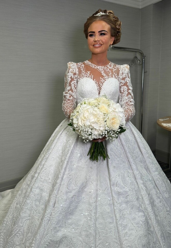 Stunning bride with her classics, white bouquet 