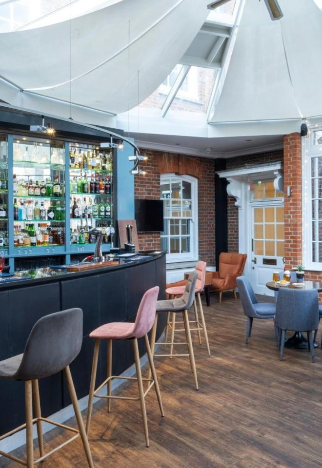 Public, Atrium bar 