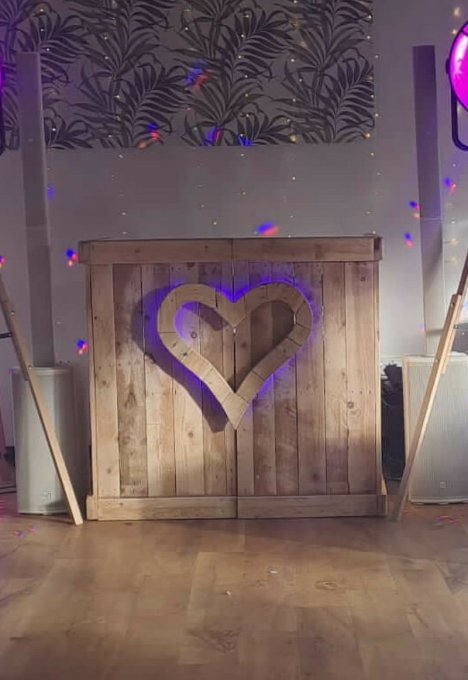 WOODEN RUSTIC ILLUMINATED HEART DJSTAND