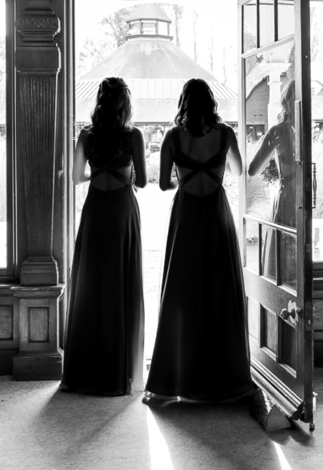 Bridesmaids waiting (www.davecoxphoto.co.uk)