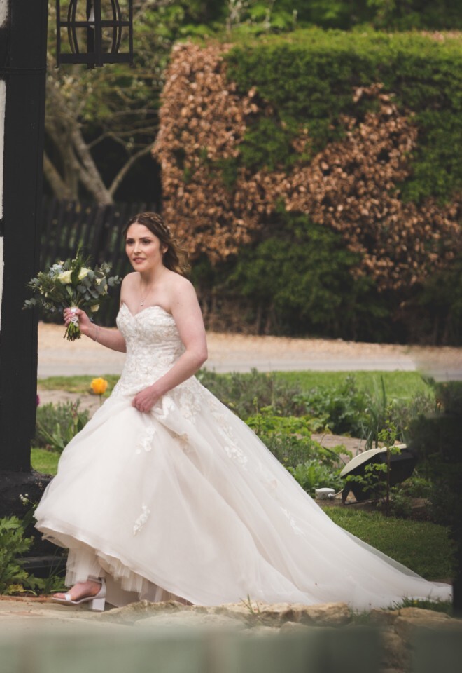 Bride outside The Clifden Arms in Worminghall