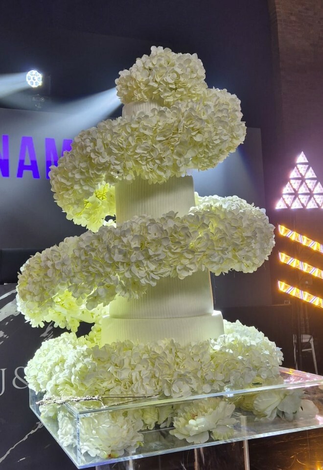 Spiral 4-tiered wedding cake