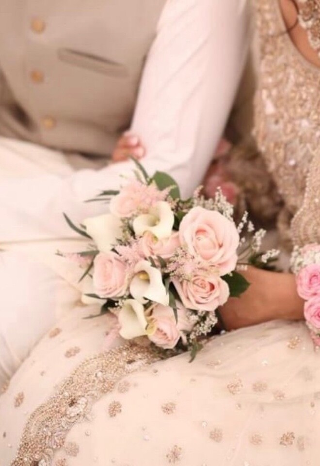 A bowyer to match the dress design. 