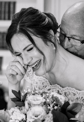 Emotional moment between bride and her dad 