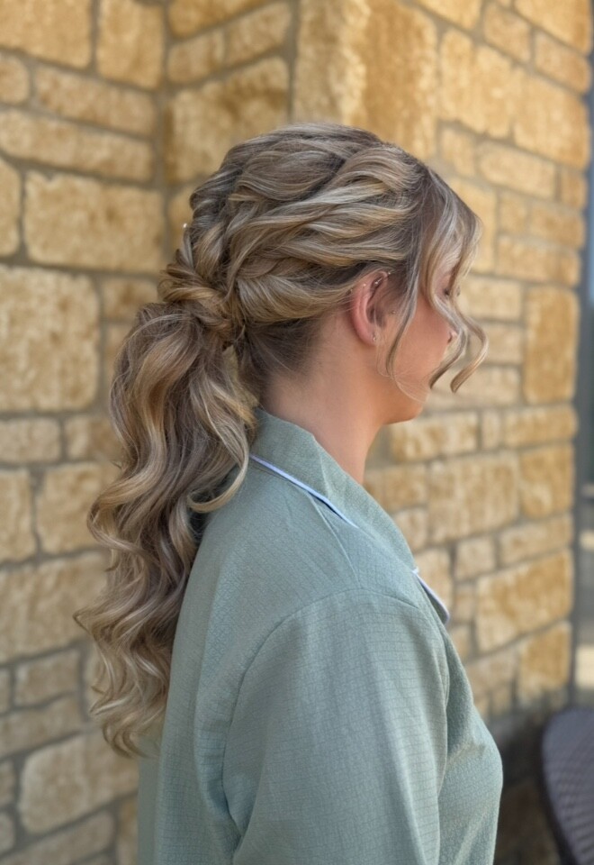 Twisted textured pony tail 