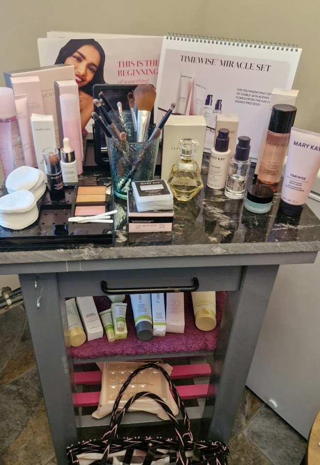 Christine Saunders Mary Kay Independent Beauty Consultant, work from home Award Winning Skincare, working from home skin care & Make up, simple skin care for you, skincare & make up no fuss