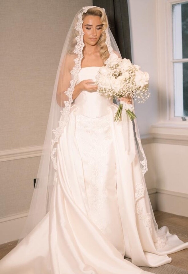 Stunning bride Ella and her rose bouquet. 