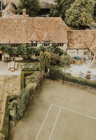 Farmhouse wedding accommodation at Tythe barn venue in Oxfordshire