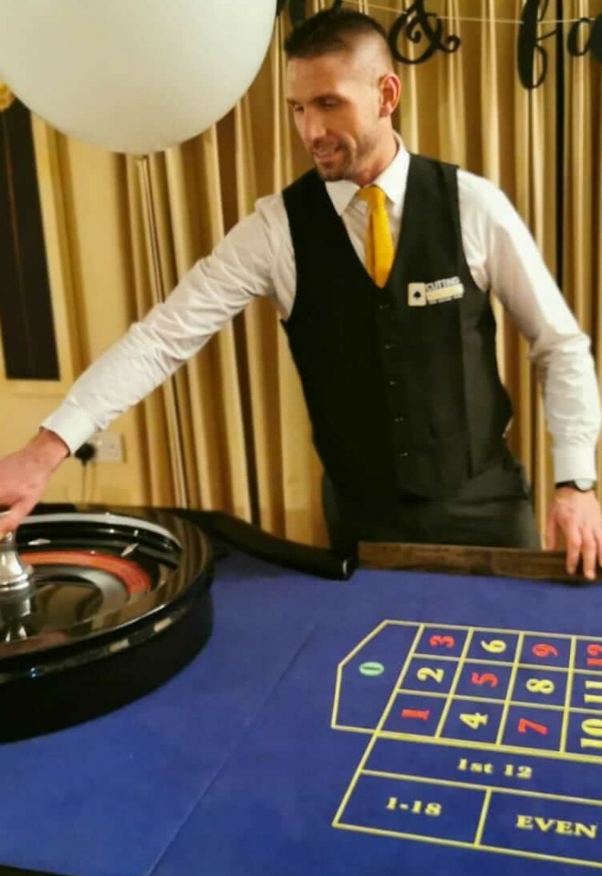 CUTTING FUN CASINO ROULETTE TABLE
