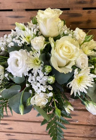 Cream top table arrangement, Freemans Flowers, Oxfordshire