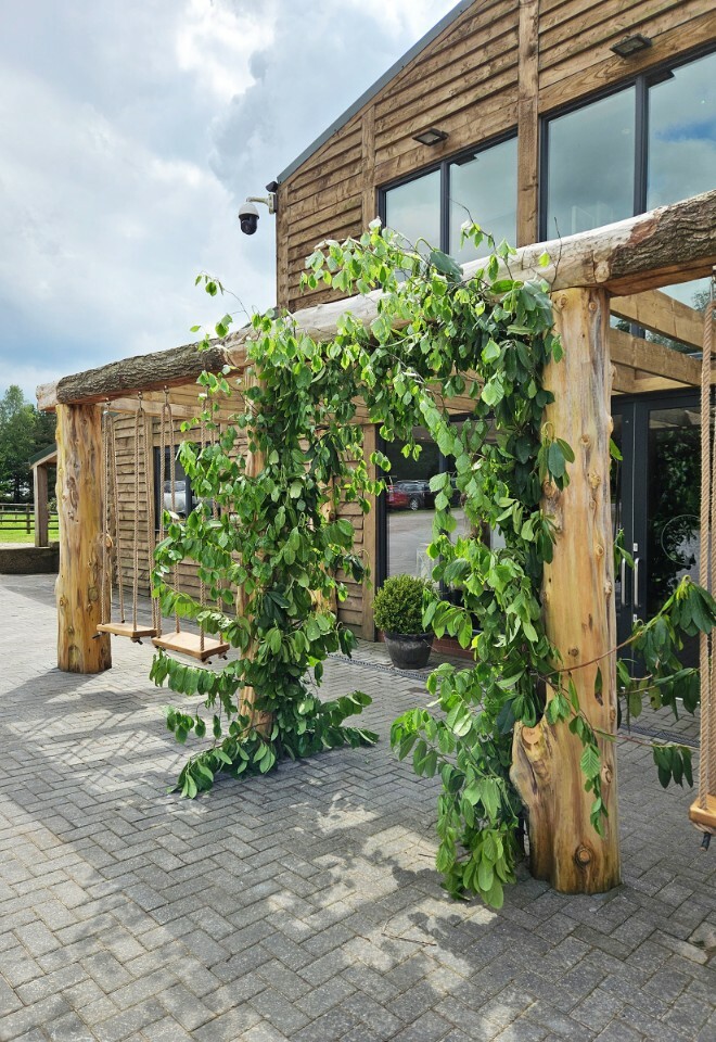 Nicky & James - The Seasonal Arch décor package