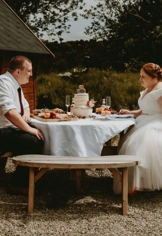 Elopement wedding breakfast picnic with wedding cake