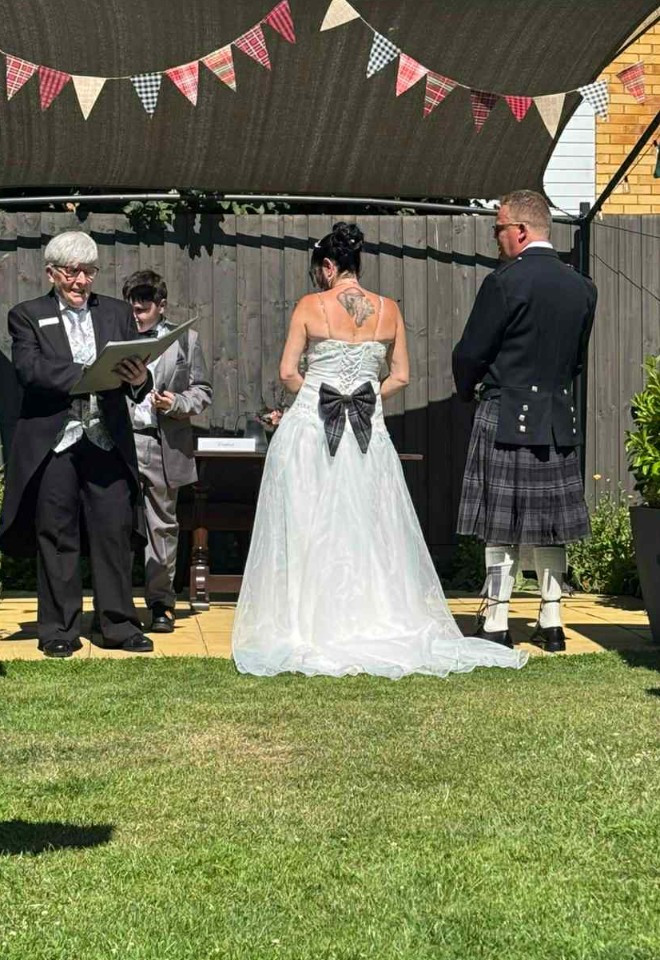 Bride and Groom in kilt