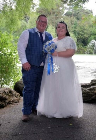 A1 Photogenics wedding photographer wedding photographry swindon wedding photographer wiltshire wedding photographer Registry office swindon bride bride and groom fountain Park bouquet  married couple