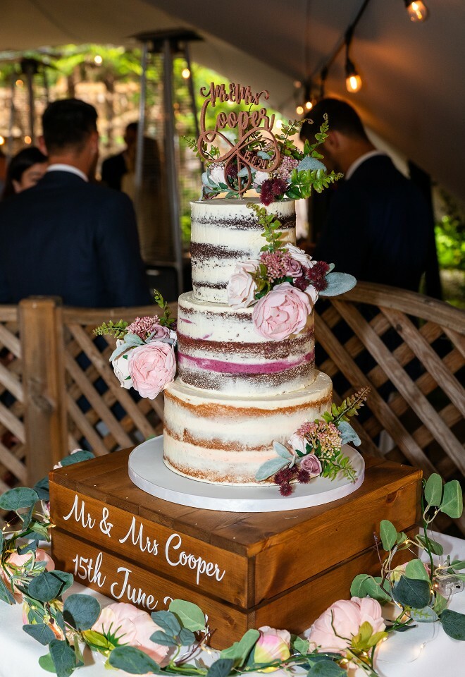 Stunning wedding cake (www.davecoxphoto.co.uk)