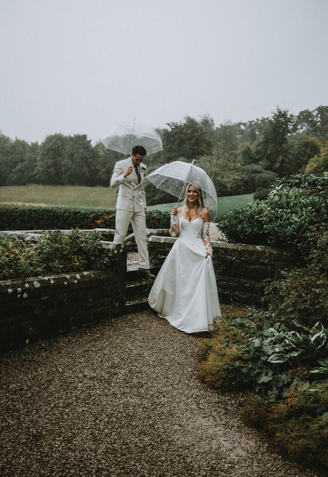 Rainy wedding day Country House