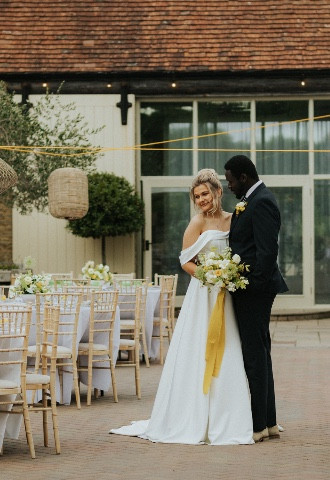 courtyard wedding at Oxfordshire wedding barn