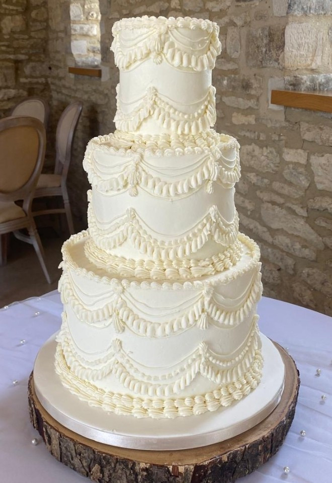 Vintage Lambeth style in buttercream