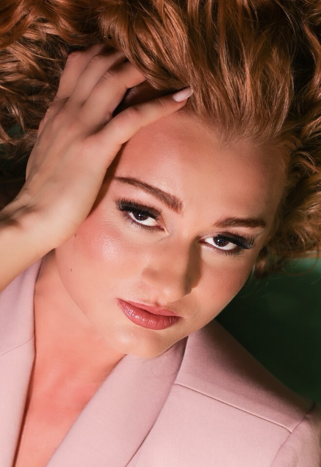 Glowing soft glam makeup with warm tones – fresh, radiant skin and softly defined eyes.