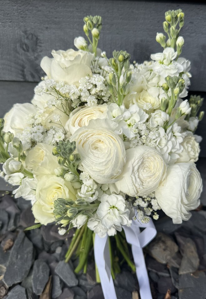 White Bouquet Stone Barn Cotswold blooms