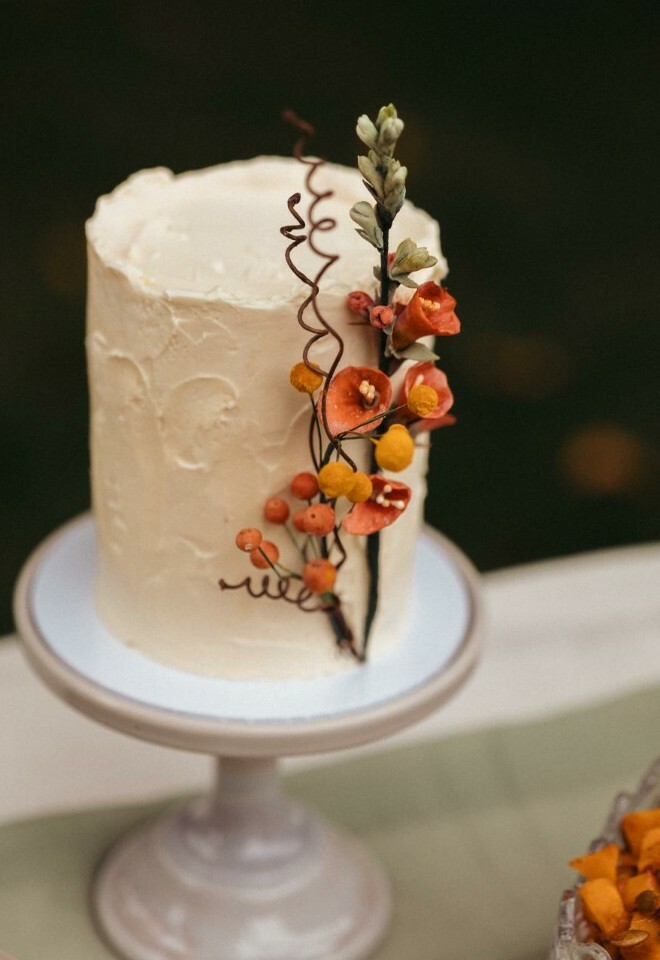 Mini picnic cake with sugar flowers 