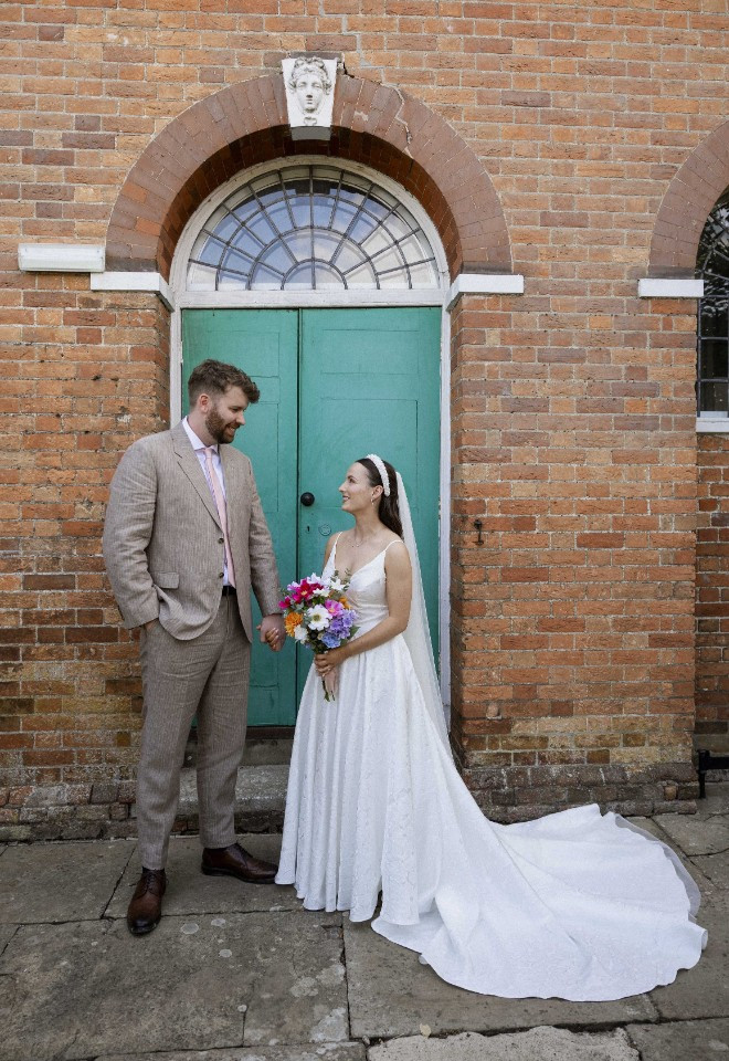 Couple photo in front of the Kings Chapel green door