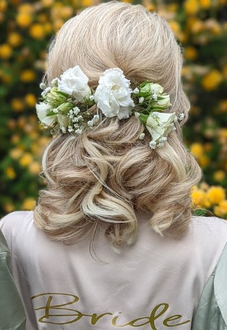 Blonde classic curls with white flowers