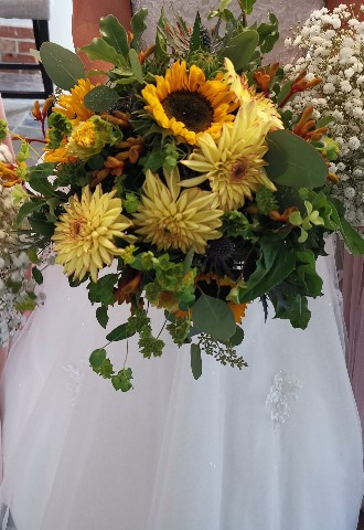 Bridal bouquet and bridesmaids - Villiers Barn