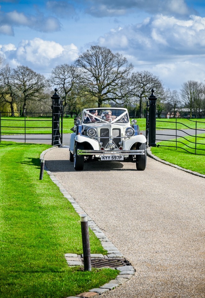 Merrydale Manor Bride & Groom in Wedding Car