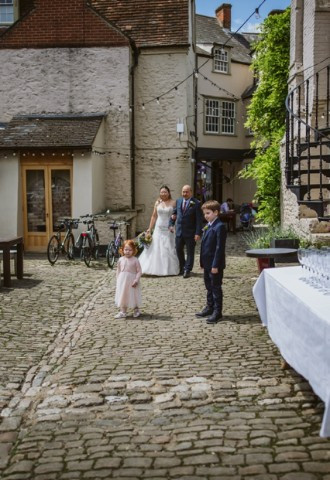 Couple walk through the courtyard at The Crown and Thistle