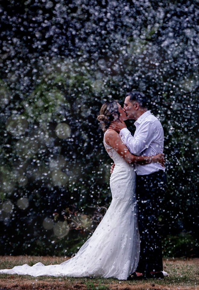 Fountain wedding snog