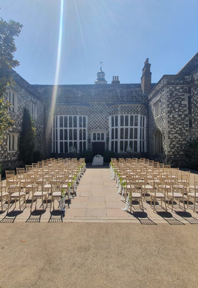 Hall Place outdoor ceremony setting